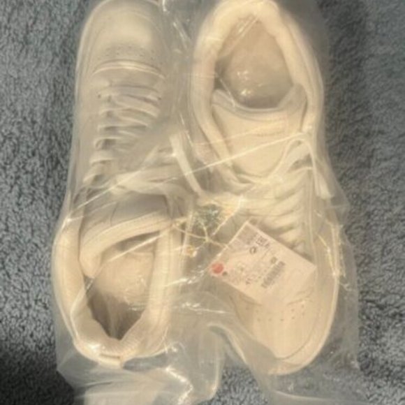 White High-Top Sneakers- Stradivarius, Mens Size 10 (No Box Included)- Brand New